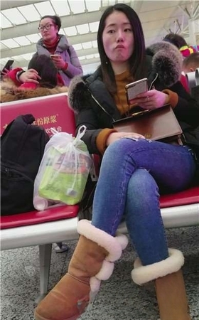 4k-高铁站候车室偶遇紧身蓝牛美女。