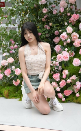 拍照打卡的热裤小姐姐 [21P]
