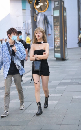 街拍黑色抹胸超短裙小妹 [18P]