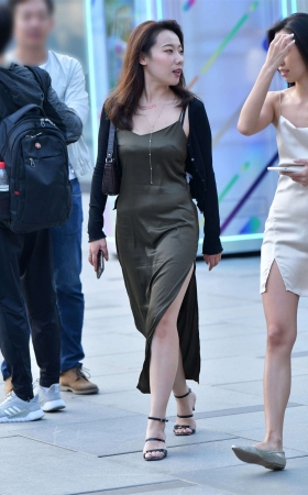 小默街拍作品 – 柔顺丝滑长裙美女