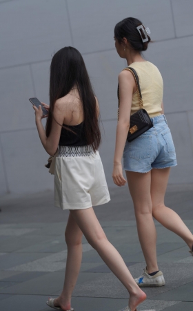 可爱的热裤闺蜜