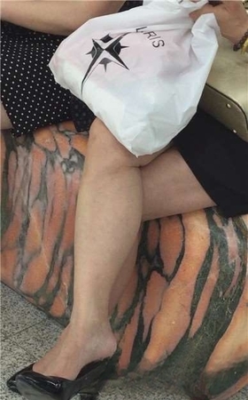 坐玉石上的高跟美腿少妇，偶尔晾晾脚。