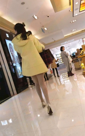 商场买化妆品的黄色风衣丝袜高跟少妇