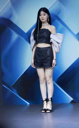 241003-1=39 车展上遇到的肉感白皙美腿车模