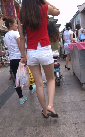 红上衣白色短裤美女