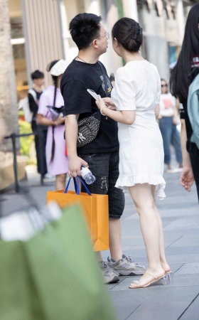 230701-5=21 可遇不可求的白皙美腿 6P