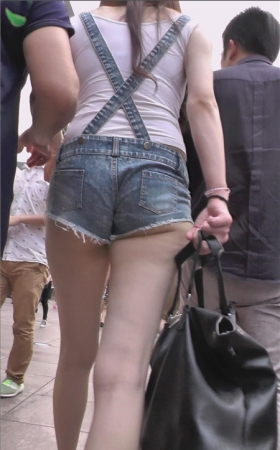 背带热裤月牙美女