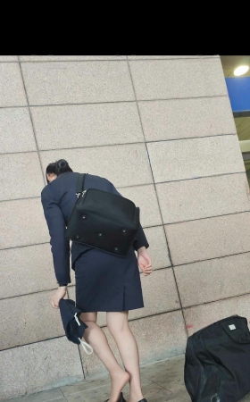 4K机场偶遇东航空姐换鞋超薄灰丝质感太赞了 3P