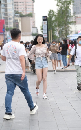 热裤月牙妹子