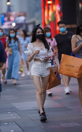 性感白热裤美眉，又万万没想到~