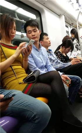 地铁上的黑丝MM