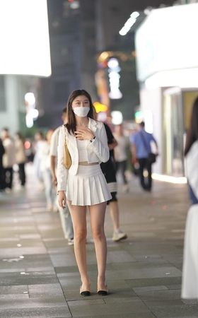 肤白貌美百褶裙美女