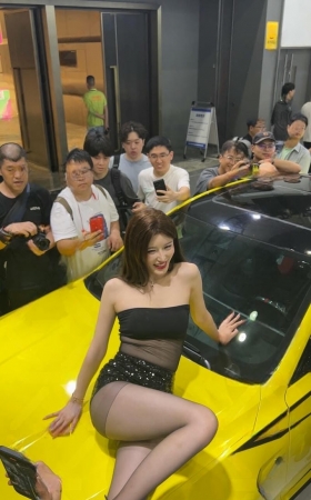 引擎盖上的黑丝美女–小乌苏 [6P]