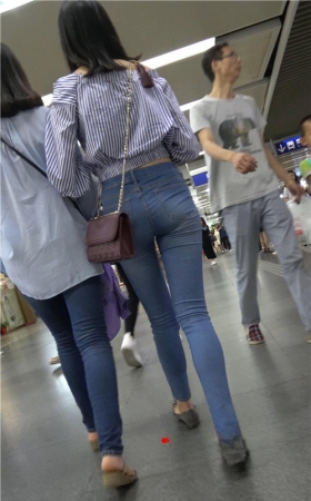 紧身蓝色牛仔裤小姐姐