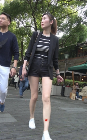 黑色热裤长腿小姐姐