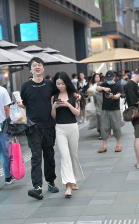 街拍白色长裤女友 [17P]