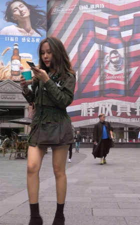 墨绿色长款外套美腿美女