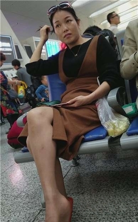 4k-高铁站候车室偶遇美足长腿少f