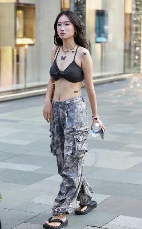 街拍大耳环小蛮腰美眉 [17P]