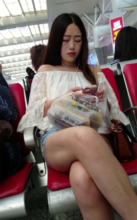 吊带衫热裤凉拖街拍美腿漂亮
