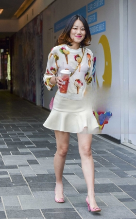 甜美笑容的荷叶裙长腿美少妇 [21P]