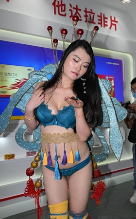 成展性感的美女3A8169[562M]