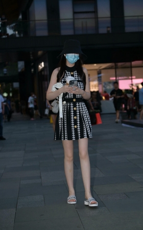 白嫩美腿连衣裙小姐姐 [18P]