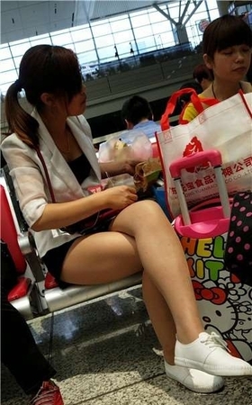 4k超清，白鞋美眉跟姐妹边吃边聊