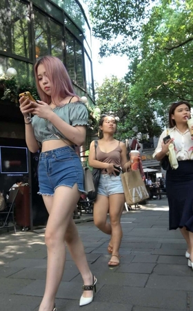 4K – 高颜值好身材街拍热裤吸烟女孩 [1.35 GB/MP4]
