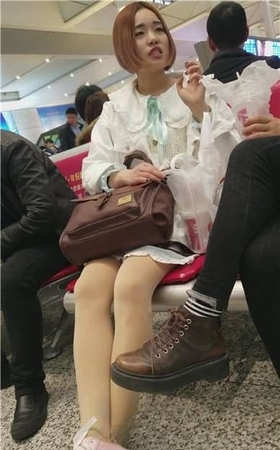 4k-高铁站候车室拍摄短发肉丝美腿帆布鞋美女