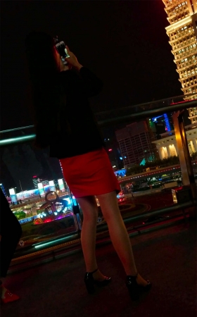 黑夜中的短裙美女