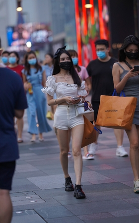 紧身热裤月牙美女