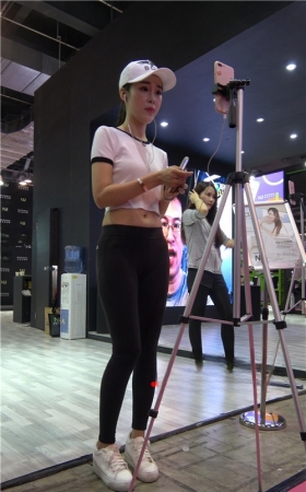在直播的漂亮紧身黑裤小姐姐