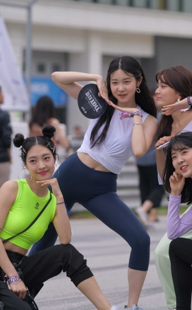 可爱的蓝色瑜伽裤小姐姐 [18P]
