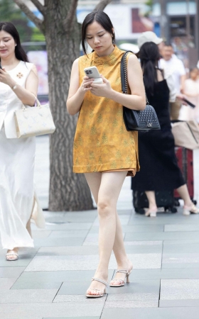 2589-8=61 韵味白皙美腿凉高跟熟女 6P