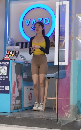 漂亮的黄衣吊带超紧裤美女