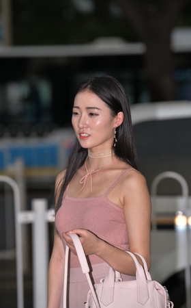 傍晚逛街漂亮美女