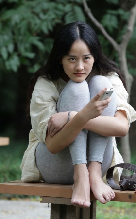 No1427 迷人少女脱鞋后，羞涩抱膝坐长椅