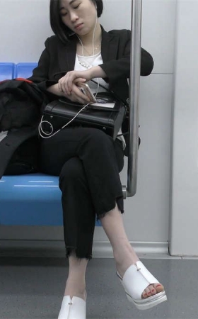 地铁车厢特写白色坡高跟美女