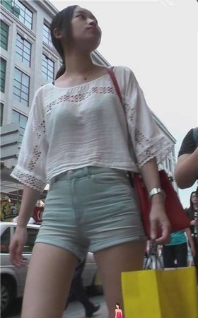 街拍苹果臀高腰热裤美女，三角区迷人紧绷。[331 MB]