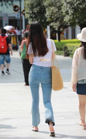 臀胯饱满的牛仔裤 [22P]