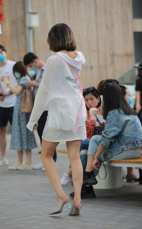 白裙短发美女