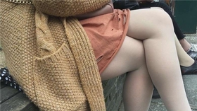 近距离拍摄美女性感的肉色丝袜