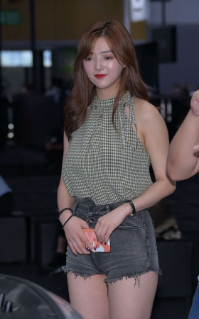 热裤甜美小姐姐~说车 [14P]
