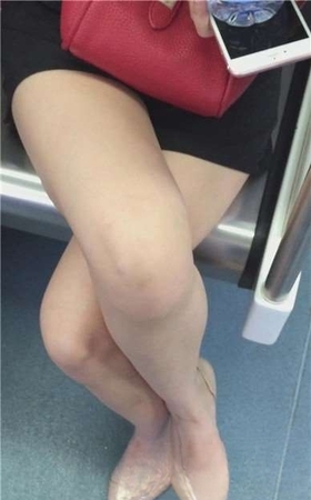 地铁上的鸭舌帽清纯美少女，尖嘴高跟鞋很美。