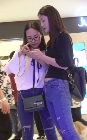 黑衣服紧身蓝牛气质文静美女姐姐逛商场