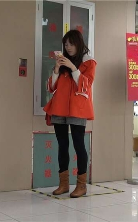 4K – 红衣美眉雪白嫩足试鞋视频 [1.09 GB/MP4]