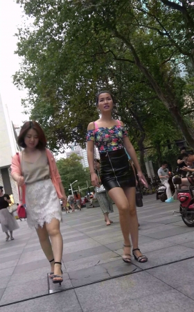 碎花吊带衫皮裙美女
