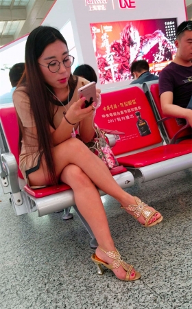 高跟鞋米色连衣裙眼镜美女街怕美腿