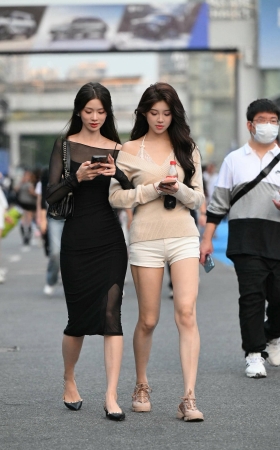 街拍美腿白热裤姐妹 [19P]